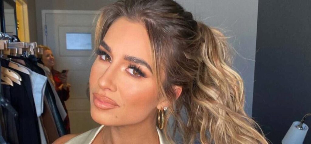 jessie james decker sparks complaints in kitchen bikini