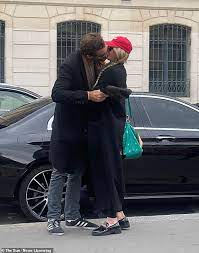 Sophie Turner's Romantic Kiss in Paris - Meet Her Aristocratic Beau