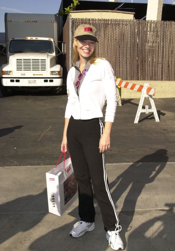 jeri ryan attends aids walk l.a. in sporty minimalism hollywood 2000 3 thumbnail