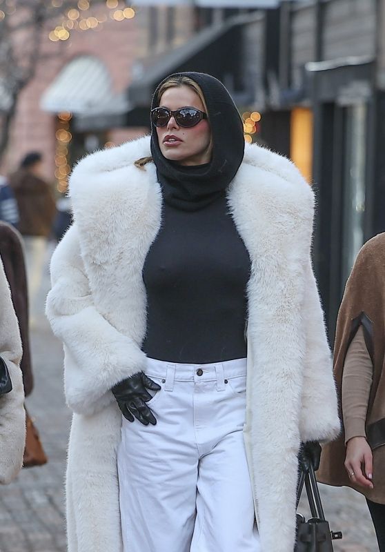brooks nader spotted in chic winter look in aspen december 2025 2 thumbnail