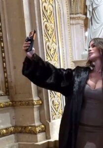 sofia vergara in fur coat and brown dress december 2025 3 thumbnail